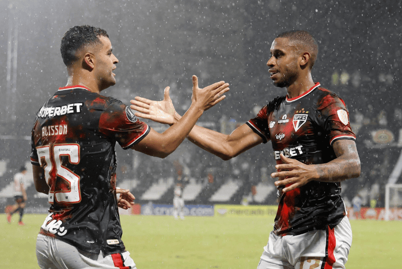 O São Paulo visitou o Libertad no Estádio Hernando Siles pela Libertadores e conseguiu a vitória com gols de Lucas Ferreira e de André Silva.