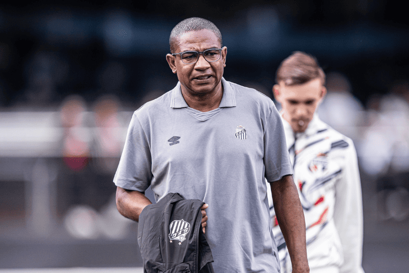 Nesta terça-feira (22), o presidente do Santos, Marcelo Teixeira, confirmou a permanência de César Sampaio no cargo de treinador.