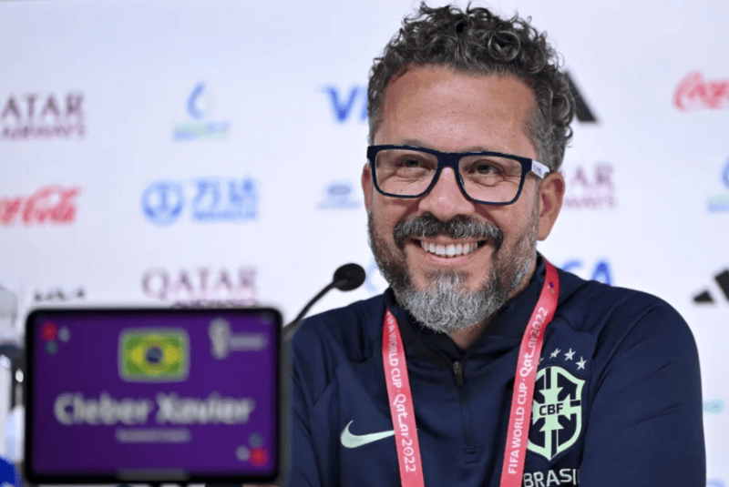 O Santos está próximo de anunciar Cléber Xavier, ex-auxiliar de Tite, como treinador efetivo para a sequência da temporada.