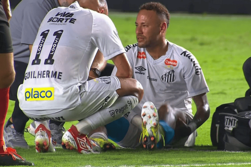 Neymar volta a sentir a coxa e sai de campo chorando em partida contra Atlético-MG