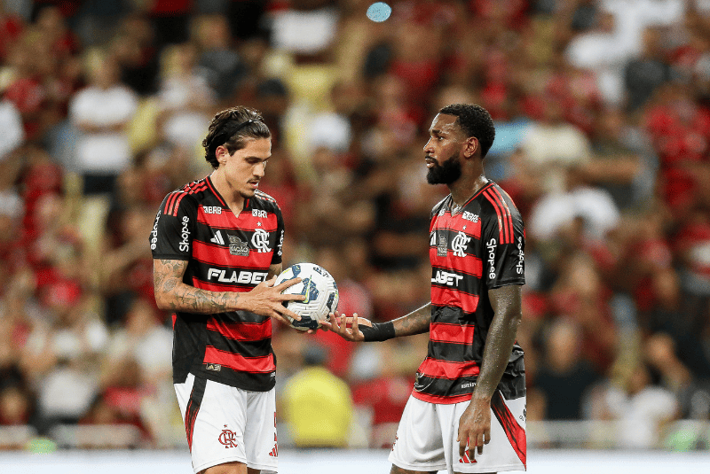 O feriado prolongado não fará com que a bola deixe de rolar nos gramados do país, e três confrontos podem mudar a classificação neste sábado.