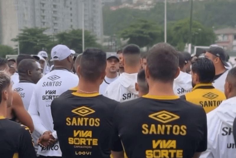Cerca de 100 torcedores invadiram as dependências do centro de treinamento para protestar contra o desempenho da equipe.