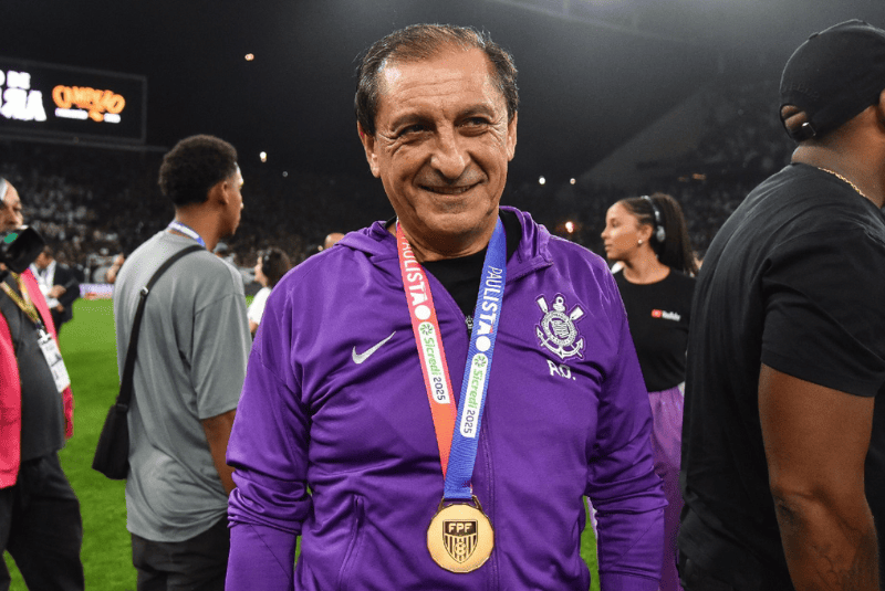 Com dificuldade de encontrar alternativas disponíveis no mercado, o técnico Ramón Díaz ganhou força nos bastidores da Vila Belmiro.