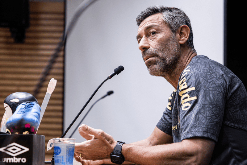 O técnico português Pedro Caixinha, demitido pelo Santos em abril, acionou o clube na FIFA cobrando o pagamento integral da multa rescisória.