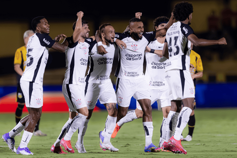 Depois de vencer o clássico contra o Santos no Brasileirão, o Corinthians vira a chave para buscar a classificação na Copa do Brasil.