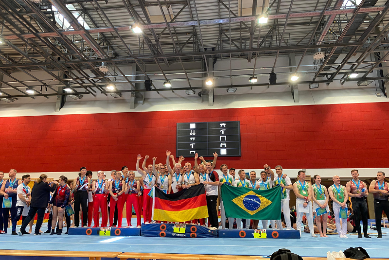 Os santistas Nelson Kitahara, coordenador do Projeto Gaia, e Agostinho Miyazaki conquistaram medalha de bronze por equipes no Mundial Master