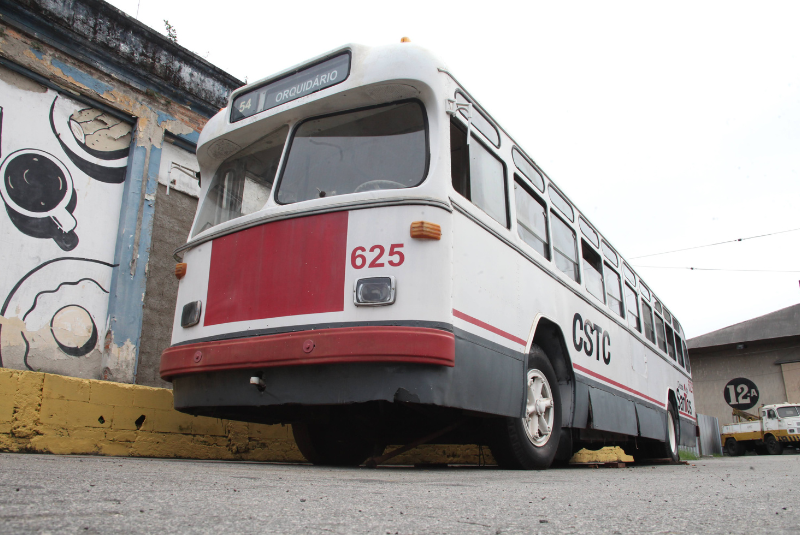 Após quase três décadas distante de sua cidade natal, o trólebus 625, o último exemplar completo da frota original elétrica de Santos, voltou