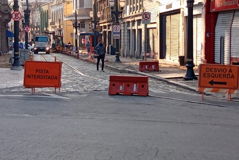 Com novas guias instaladas no passeio direito da Rua do Comércio, teve início nesta segunda-feira (16) mais uma fase da revitalização do eixo