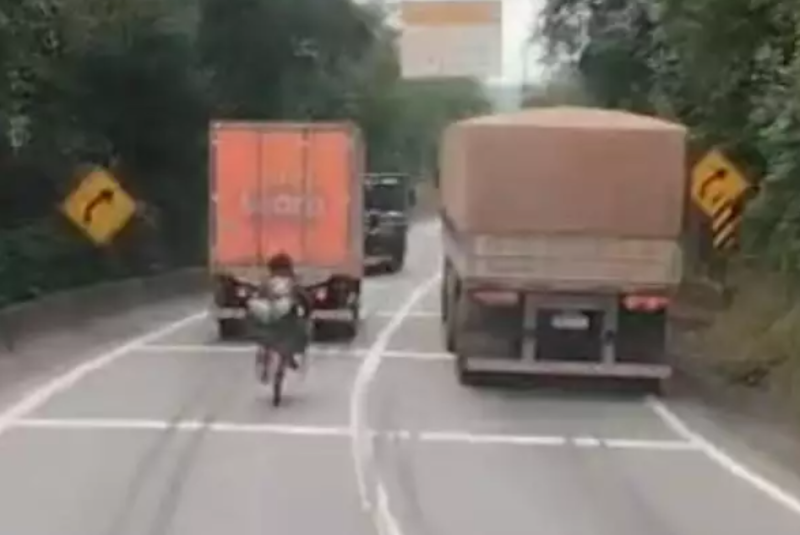 Um ciclista foi flagrado em situação de extremo perigo na tarde desta quinta-feira (12) ao descer a serra da Rodovia Anchieta...