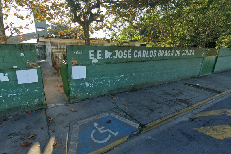 Um estudante de 15 anos foi esfaqueado nas costas por um colega de classe após uma briga por assento dentro da Escola Estadual...