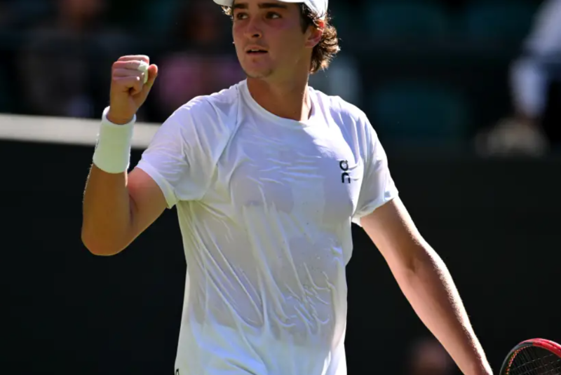 O tenista brasileiro João Fonseca conquistou nesta segunda-feira (30) sua primeira vitória na chave principal de Wimbledon ao derrotar...