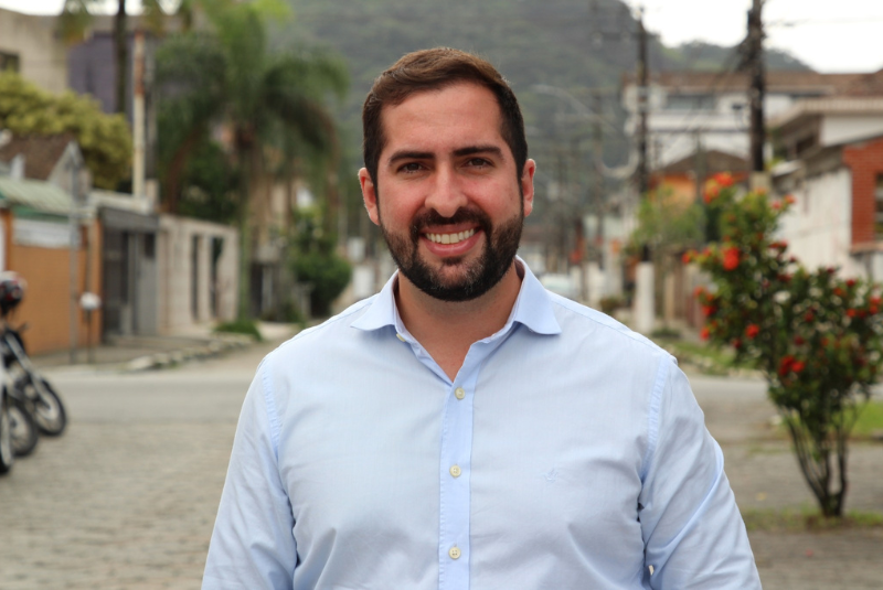O prefeito de São Vicente, Kayo Amado, passou por um momento de tensão nesta sexta-feira (13) ao ter o voo com destino a Israel...