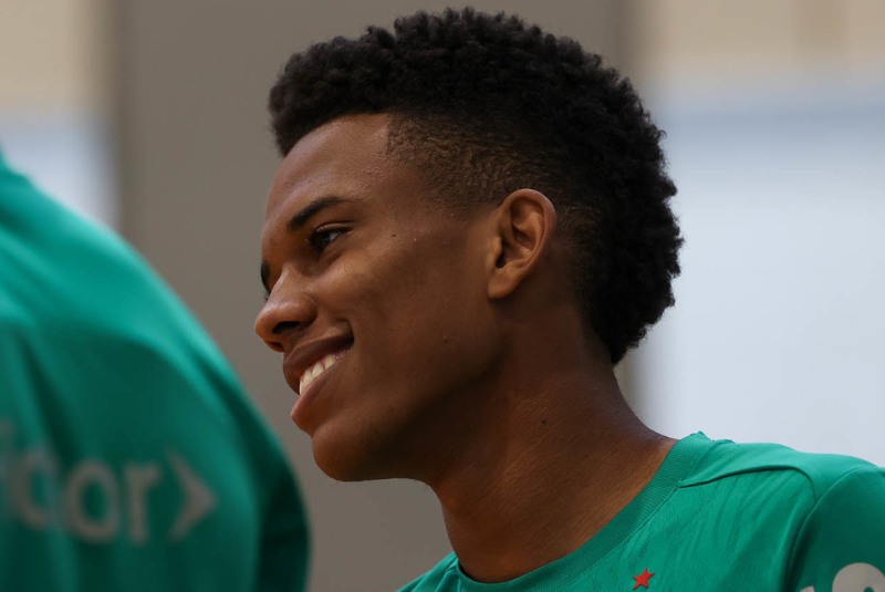 Estêvão, atacante do Palmeiras, admitiu dificuldade em manter o foco total no clube por já estar vendido ao Chelsea da Inglaterra.