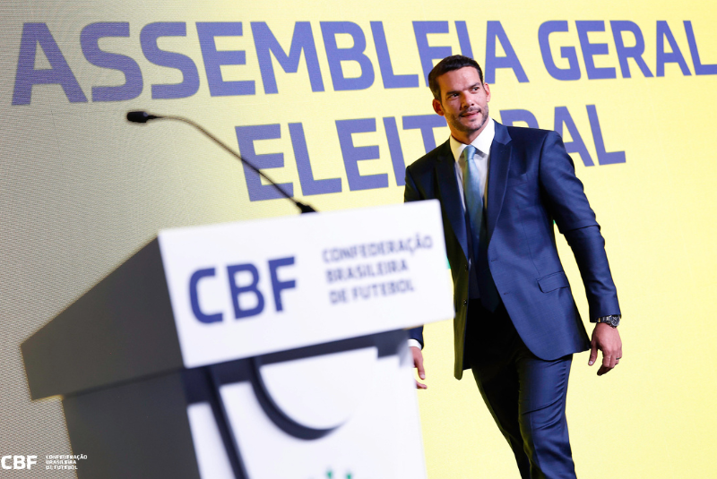A CBF tem estudos avançados para implementar o impedimento semiautomático na Série A do Brasileirão a partir de 2026. A ideia é modernizar...