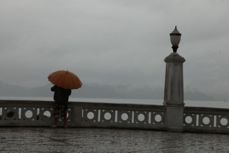 A cidade de Santos deve enfrentar uma semana marcada por chuva constante e maré elevada, segundo alerta divulgado pela Defesa Civil e pelo