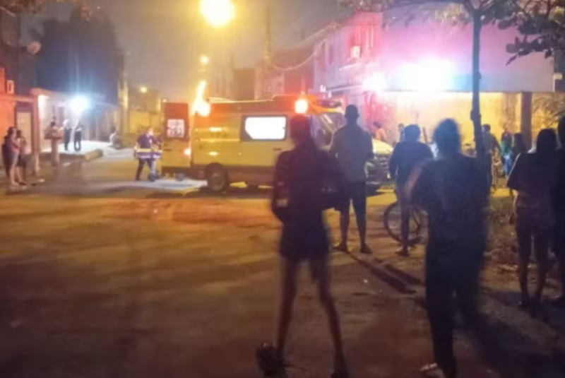 Um motorista de aplicativo de 45 anos ficou ferido após ser atropelado pelos próprios assaltantes ao tentar escapar de um roubo em São Vicente