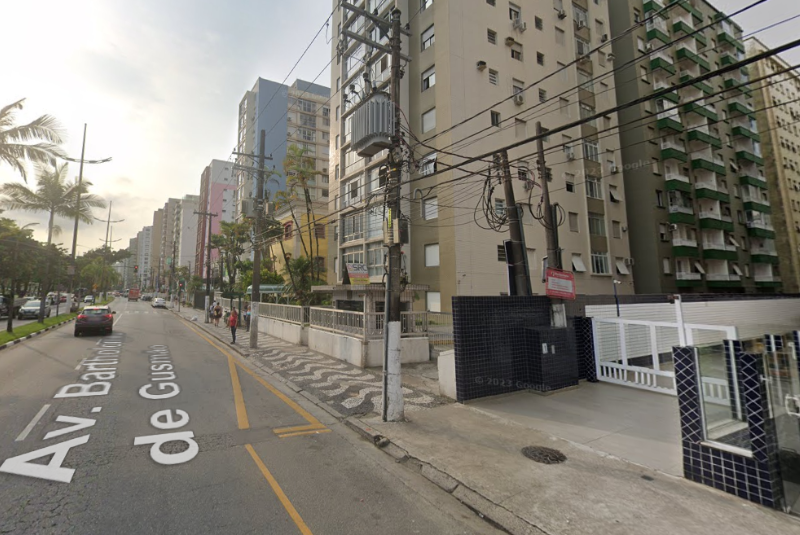 Um incêndio em um apartamento mobilizou equipes do Corpo de Bombeiros e causou a evacuação de um prédio residencial na madrugada desta
