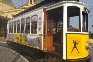 O Bonde Pelé, um dos principais ícones turísticos de Santos, no litoral paulista, está passando por um processo completo de modernização