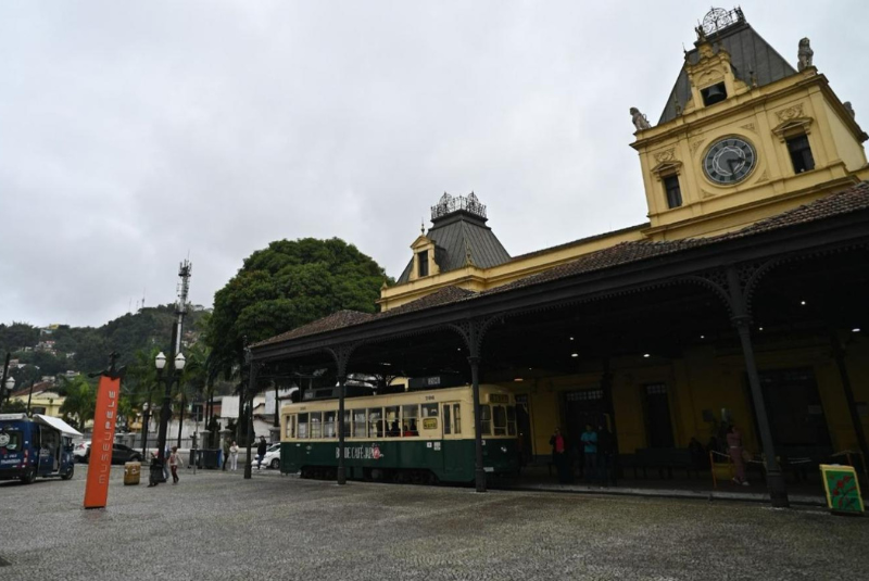 O tradicional Bonde Café, que circula pelo Centro Histórico de Santos há 10 anos, ganhará uma nova função durante o mês de julho. A partir