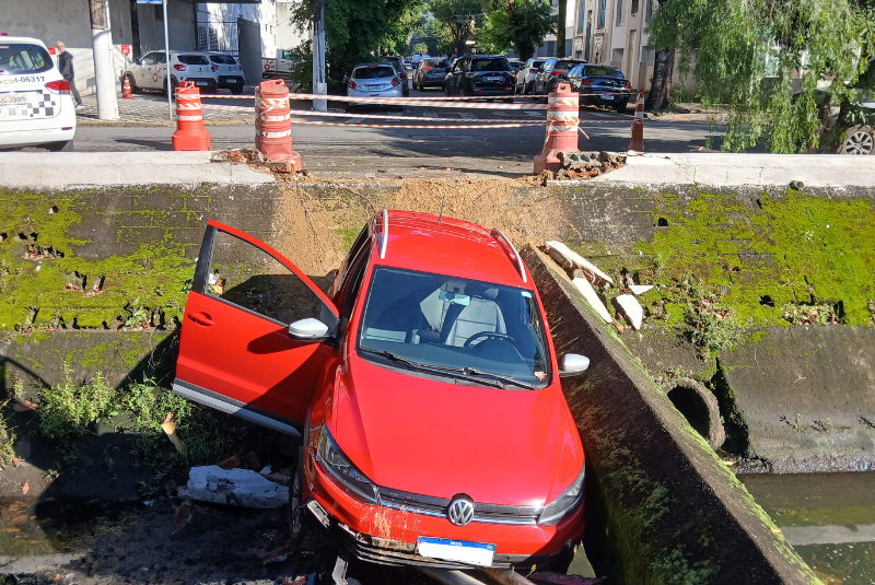 Um motorista perdeu o controle do carro e caiu no canal 3, em Santos, na manhã desta segunda-feira (7). O acidente aconteceu por volta das 6h,