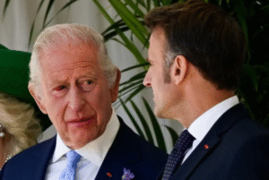 O Rei Charles III apareceu com o olho direito visivelmente vermelho durante a recepção oficial ao presidente da França, Emmanuel Macron, nesta