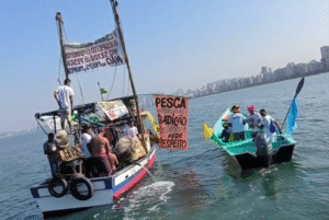 Pescadores da Baixada Santista e do Vale do Ribeira realizaram um protesto em Santos, no litoral de São Paulo, nesta terça-feira (8), contra