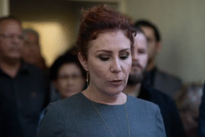 A mãe da deputada Carla Zambelli (PL-SP), Rita Zambelli, vive no apartamento funcional da Câmara dos Deputados que a parlamentar deveria ter devolvido até sexta-feira (4). Rita afirmou que não recebeu nenhuma notificação da Câmara para desocupar o imóvel.