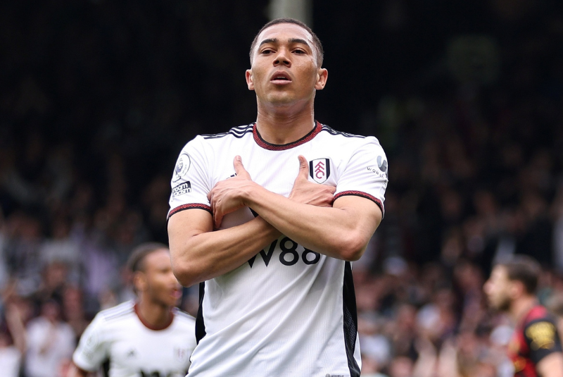 Livre no mercado após deixar o Fulham, da Inglaterra, o atacante Carlos Vinícius foi oferecido ao Corinthians e já há conversas em andamento.