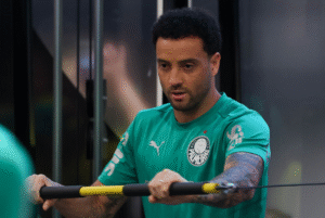 A saída de Estêvão para o Chelsea abre espaço no setor ofensivo do Palmeiras, e Felipe Anderson surge como opção natural para a posição.