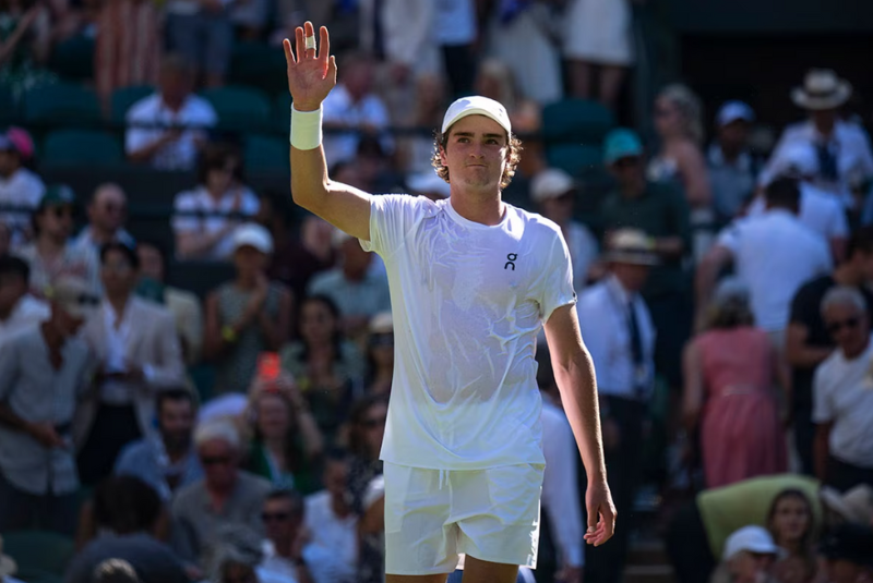 João Fonseca venceu Jenson Brooksby por 3 sets a 1, com parciais de 6/4, 5/7, 6/2 e 6/4, e garantiu vaga na terceira rodada de Wimbledon.